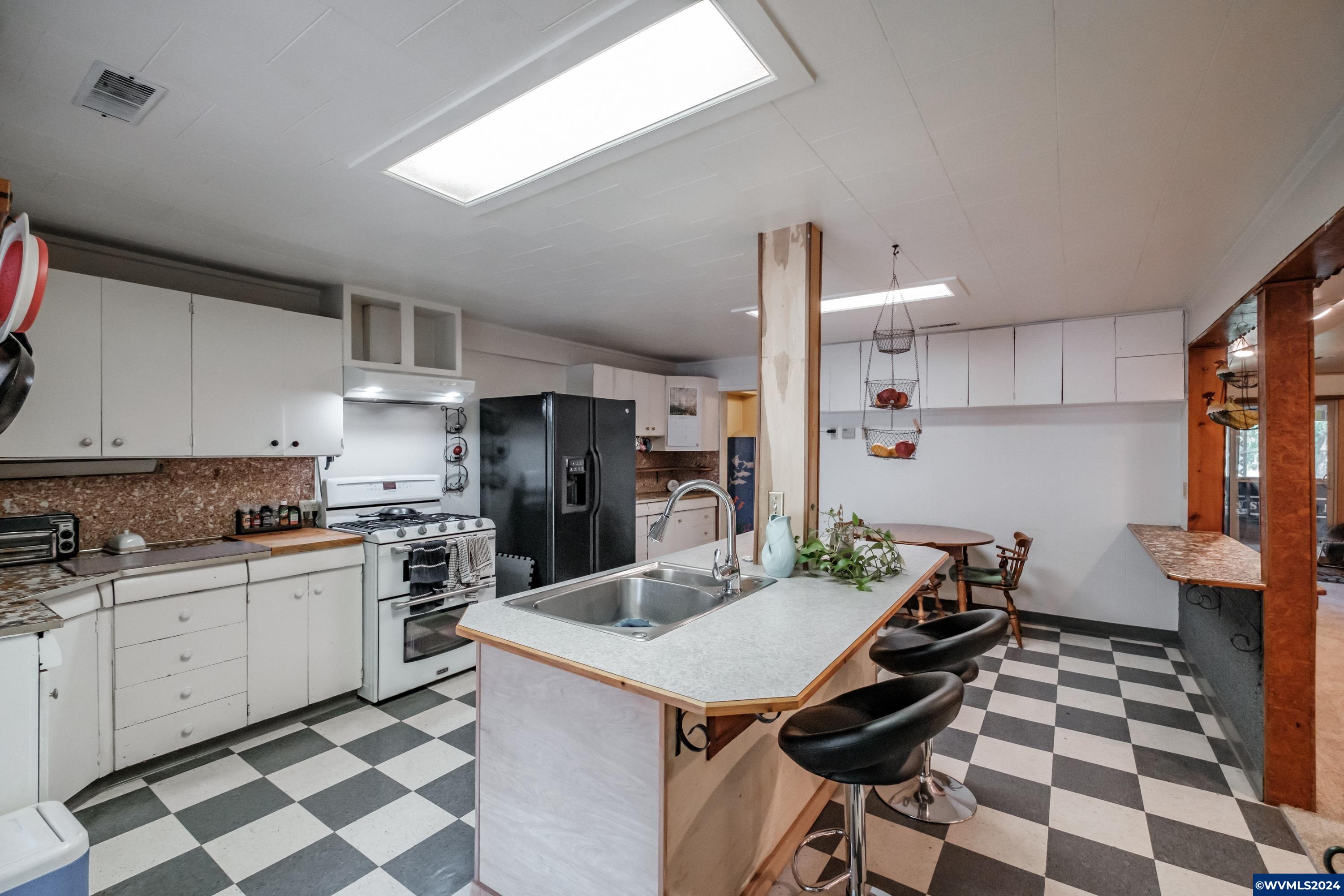 Portland, Oregon 97236, United States, 3 Bedrooms Bedrooms, ,2 BathroomsBathrooms,Residential,Pending,51983