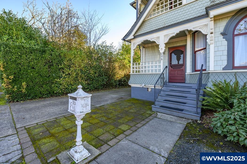 206 NE 10th St