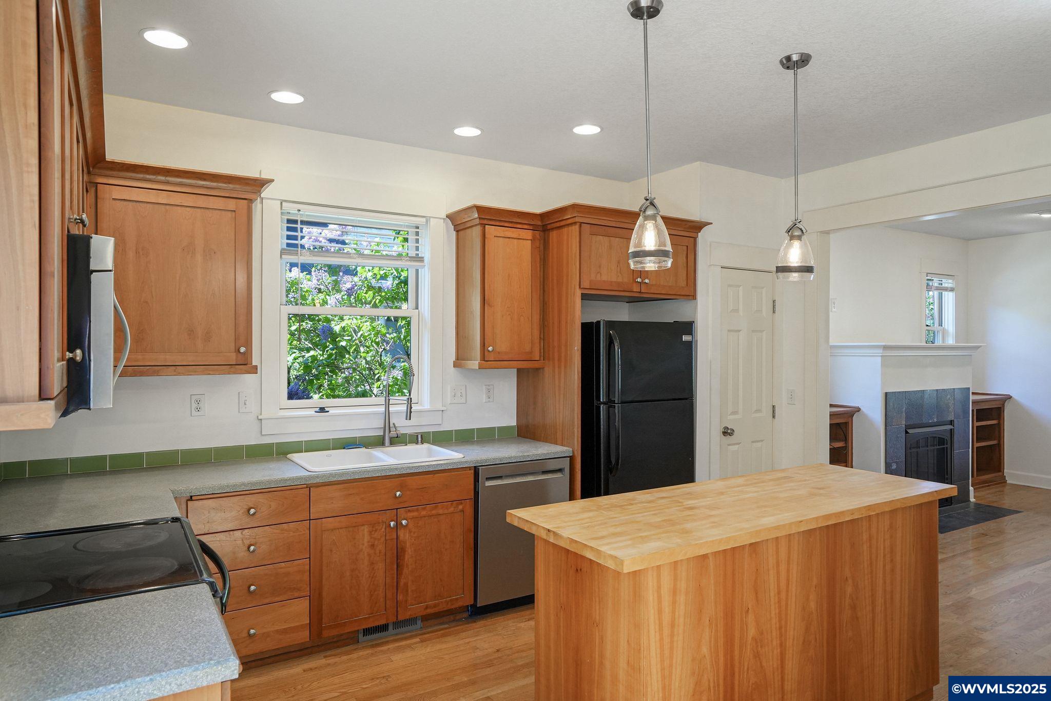 Monmouth, Oregon 97361, United States, 2 Bedrooms Bedrooms, ,2 BathroomsBathrooms,Residential,Pending,110555