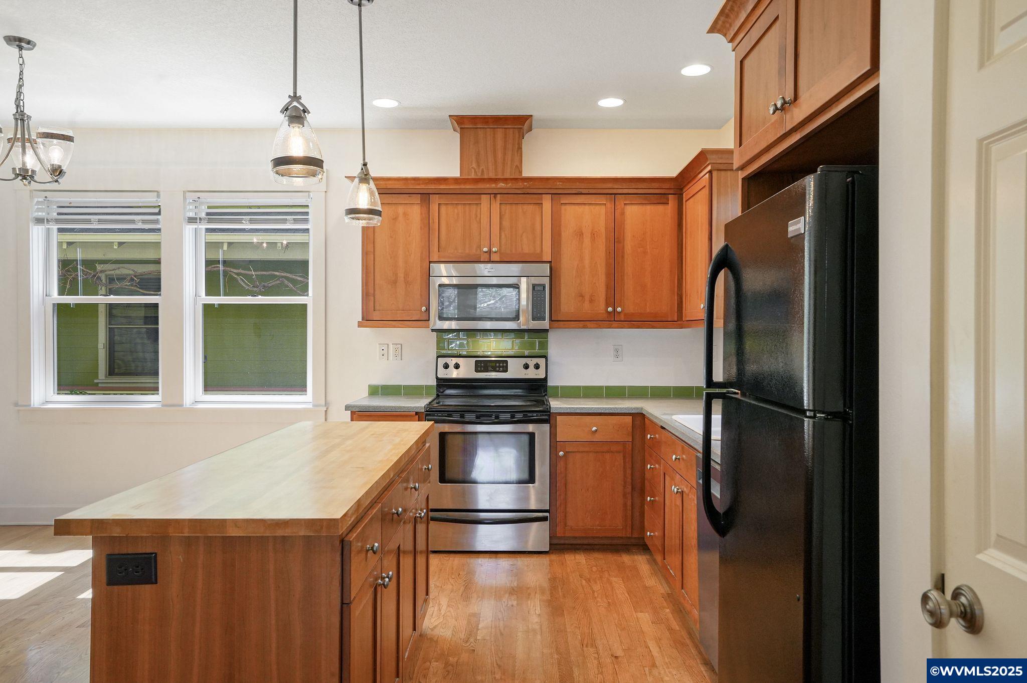 Monmouth, Oregon 97361, United States, 2 Bedrooms Bedrooms, ,2 BathroomsBathrooms,Residential,Pending,110555