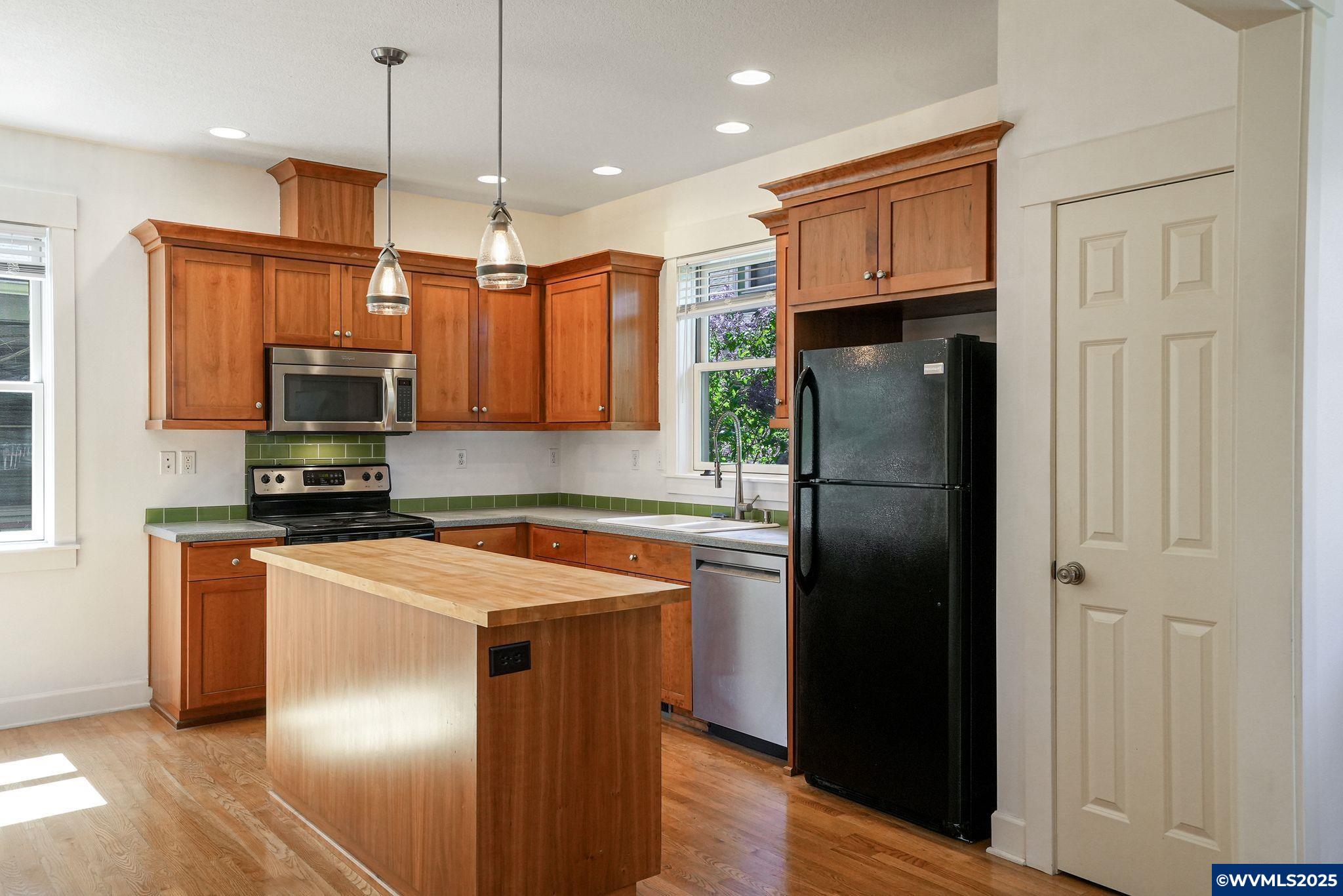 Monmouth, Oregon 97361, United States, 2 Bedrooms Bedrooms, ,2 BathroomsBathrooms,Residential,Pending,110555