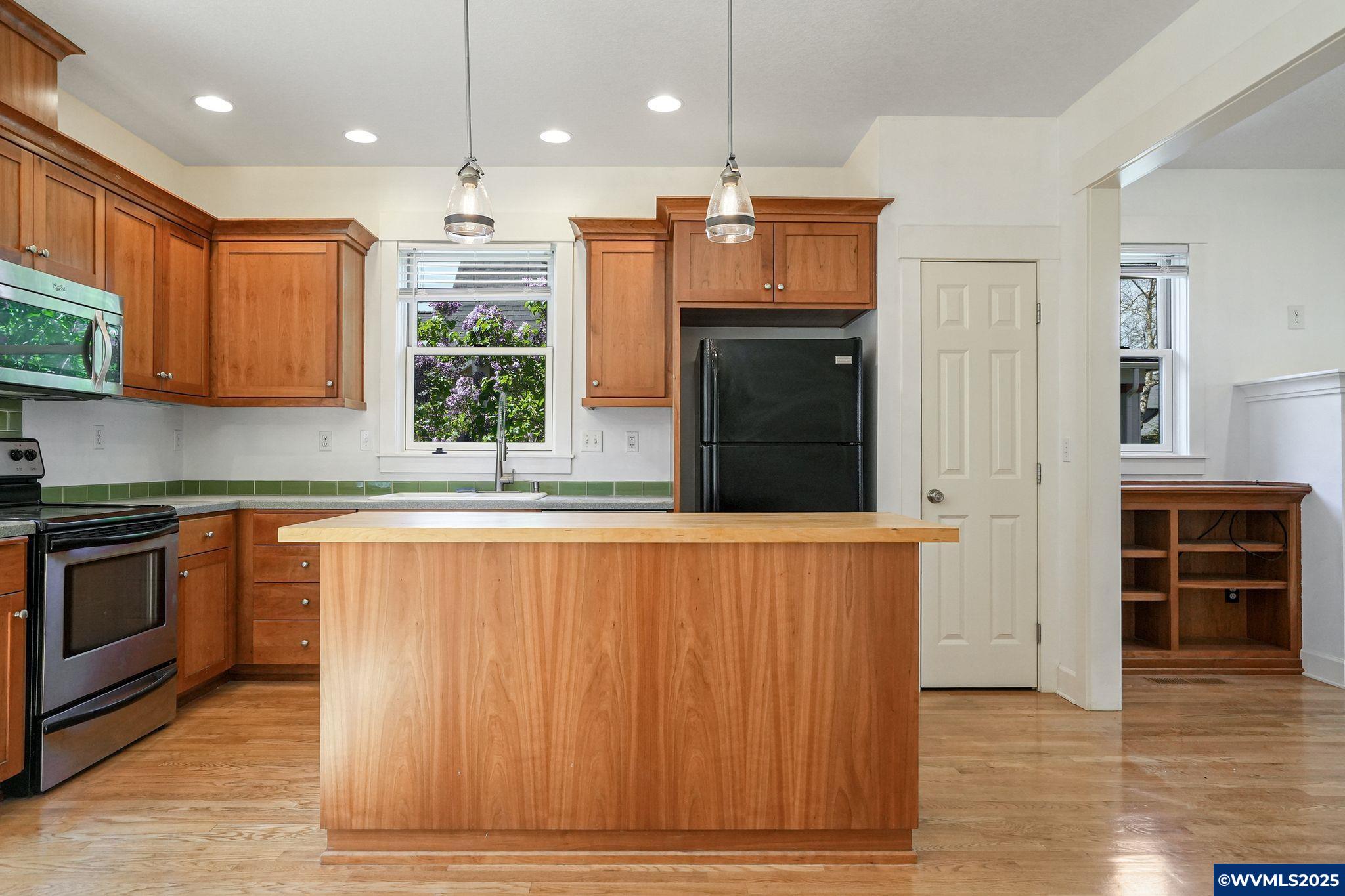 Monmouth, Oregon 97361, United States, 2 Bedrooms Bedrooms, ,2 BathroomsBathrooms,Residential,Pending,110555