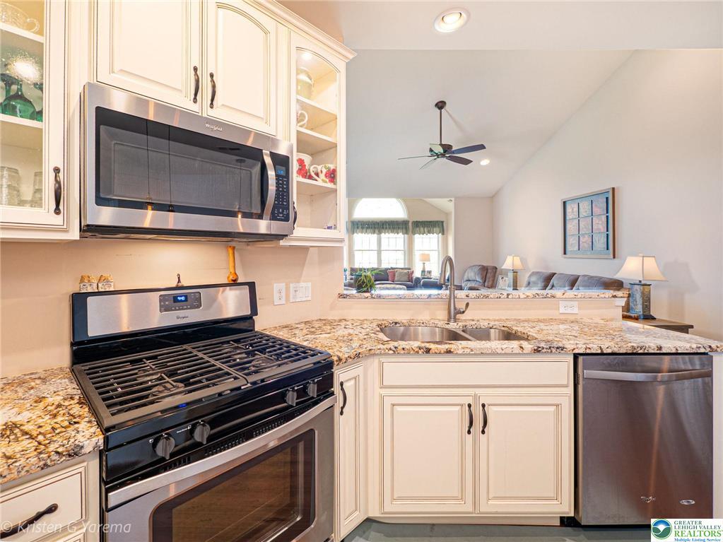 Upper Saucon Twp, Pennsylvania 18034, United States, 2 Bedrooms Bedrooms, ,2 BathroomsBathrooms,Residential,Pending,140445