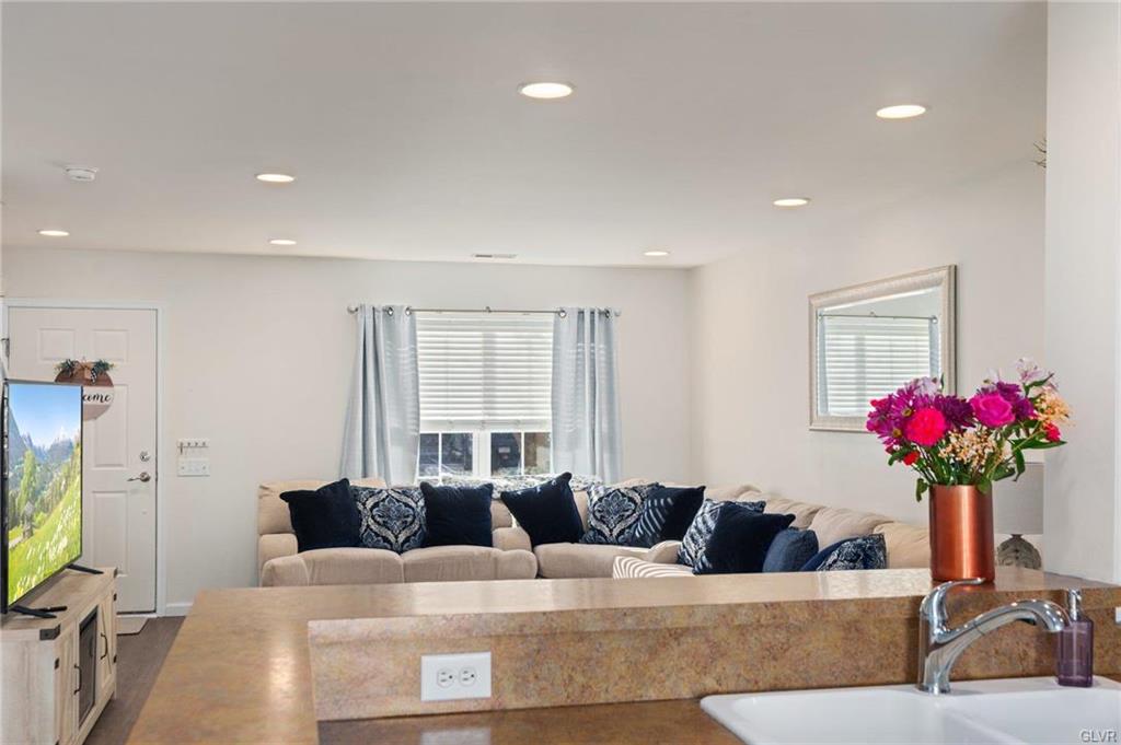 Upper Macungie Twp, Pennsylvania 18031, United States, 3 Bedrooms Bedrooms, ,2 BathroomsBathrooms,Residential,Pending,83894