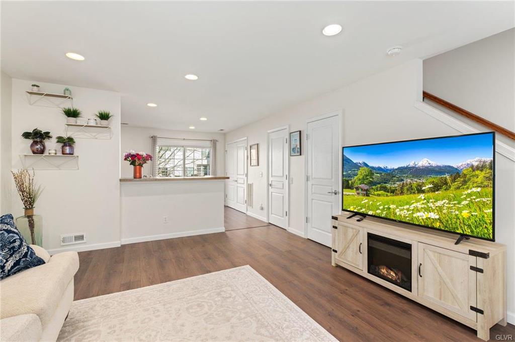 Upper Macungie Twp, Pennsylvania 18031, United States, 3 Bedrooms Bedrooms, ,2 BathroomsBathrooms,Residential,Pending,83894