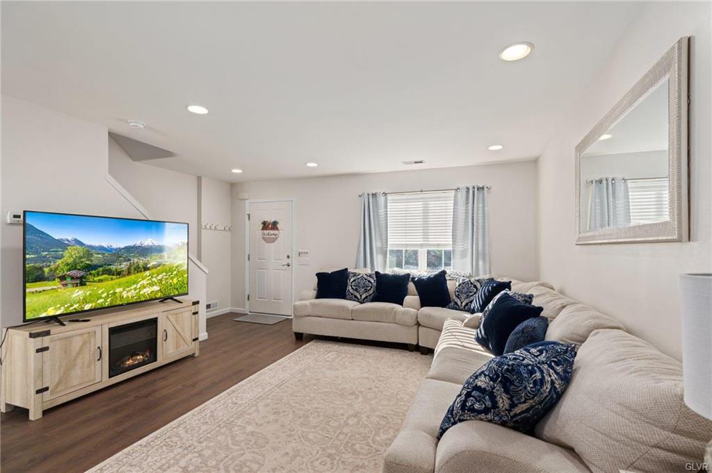 Upper Macungie Twp, Pennsylvania 18031, United States, 3 Bedrooms Bedrooms, ,2 BathroomsBathrooms,Residential,Pending,83894