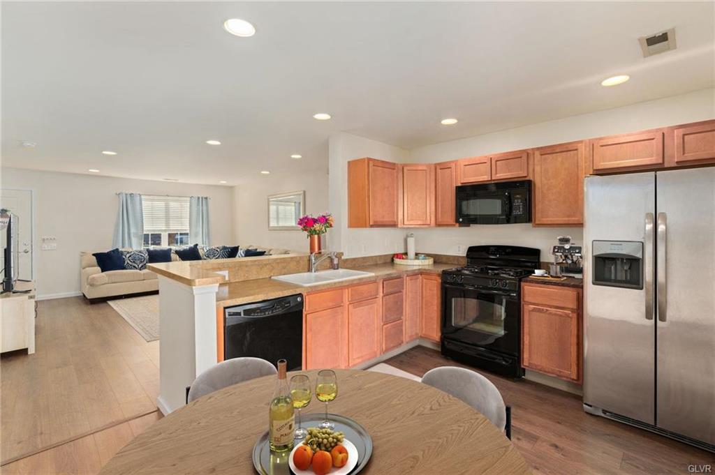 Upper Macungie Twp, Pennsylvania 18031, United States, 3 Bedrooms Bedrooms, ,2 BathroomsBathrooms,Residential,Pending,83894