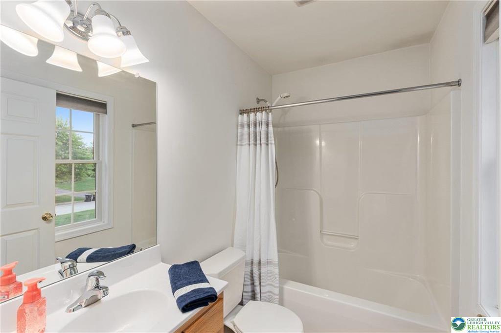 Upper Milford Twp, Pennsylvania 18092, United States, 4 Bedrooms Bedrooms, ,4 BathroomsBathrooms,Residential,Pending,124910