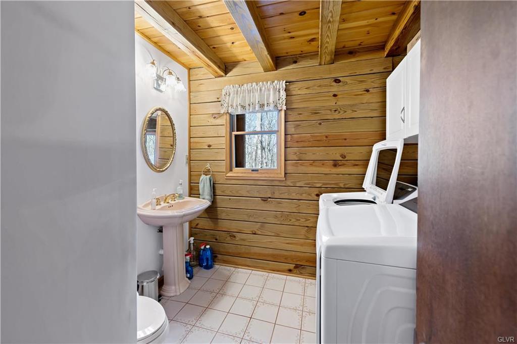 Wayne County, Pennsylvania 18428, United States, 4 Bedrooms Bedrooms, ,3 BathroomsBathrooms,Residential,Active,83485