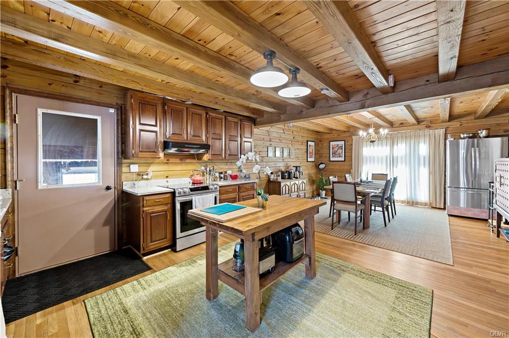 Wayne County, Pennsylvania 18428, United States, 4 Bedrooms Bedrooms, ,3 BathroomsBathrooms,Residential,Active,83485