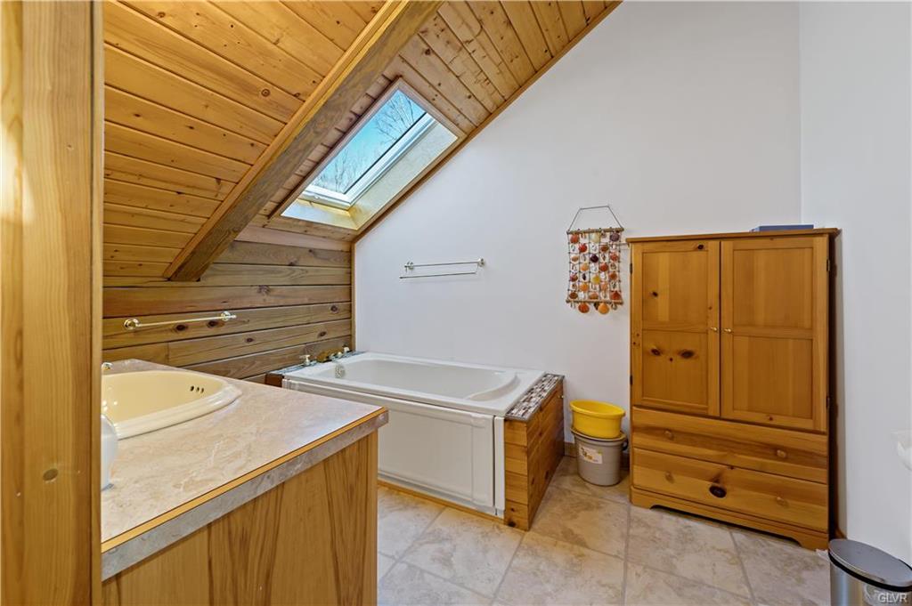 Wayne County, Pennsylvania 18428, United States, 4 Bedrooms Bedrooms, ,3 BathroomsBathrooms,Residential,Active,83485