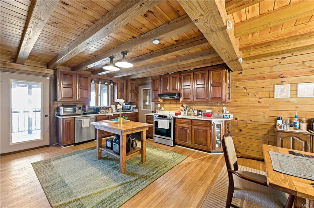 Wayne County, Pennsylvania 18428, United States, 4 Bedrooms Bedrooms, ,3 BathroomsBathrooms,Residential,Active,83485