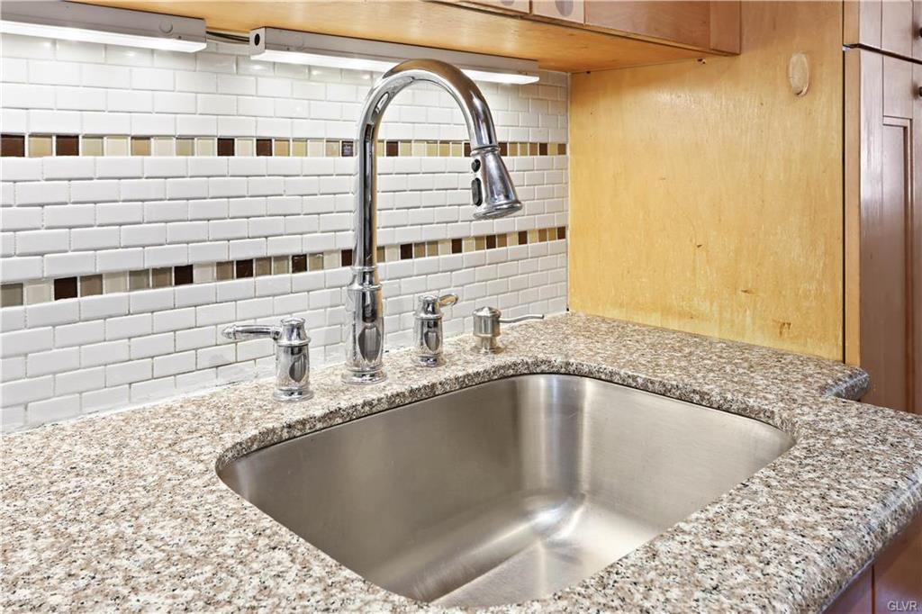 Allentown City, Pennsylvania 18103, United States, 3 Bedrooms Bedrooms, ,2 BathroomsBathrooms,Residential,Pending,76798