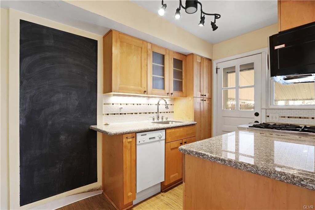 Allentown City, Pennsylvania 18103, United States, 3 Bedrooms Bedrooms, ,2 BathroomsBathrooms,Residential,Pending,76798