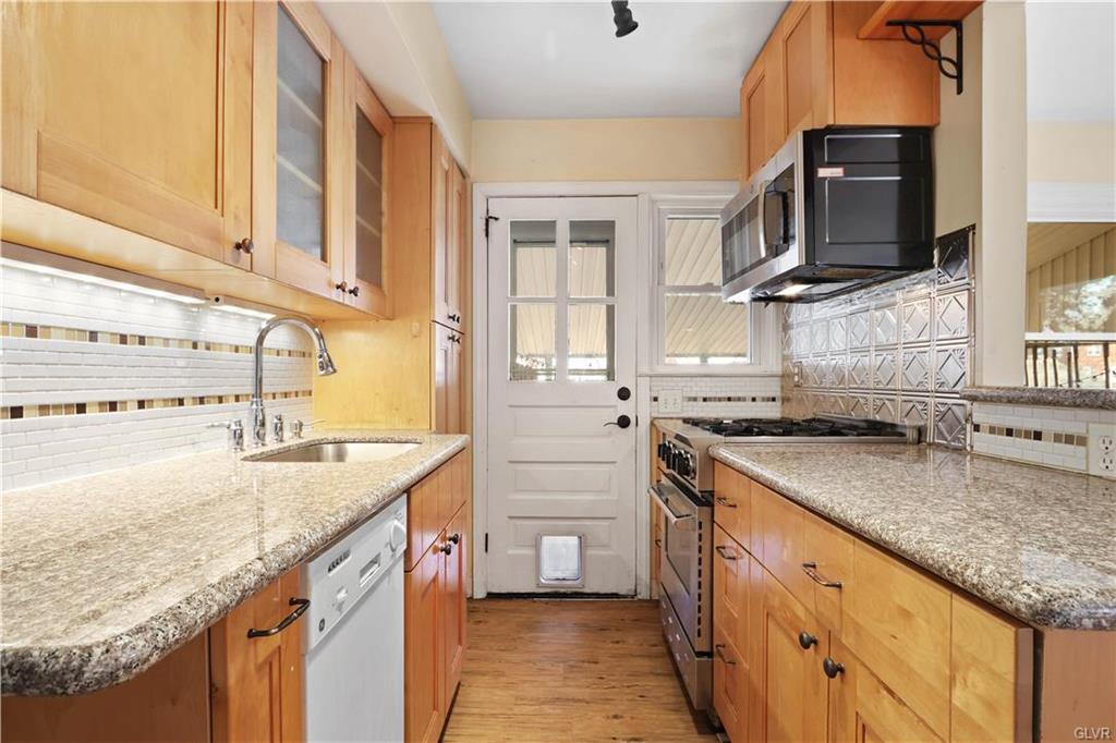 Allentown City, Pennsylvania 18103, United States, 3 Bedrooms Bedrooms, ,2 BathroomsBathrooms,Residential,Pending,76798