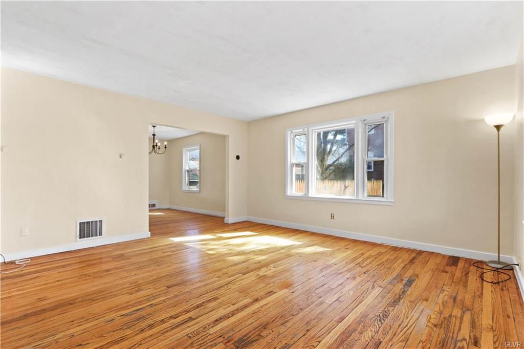 Allentown City, Pennsylvania 18103, United States, 3 Bedrooms Bedrooms, ,2 BathroomsBathrooms,Residential,Pending,76798