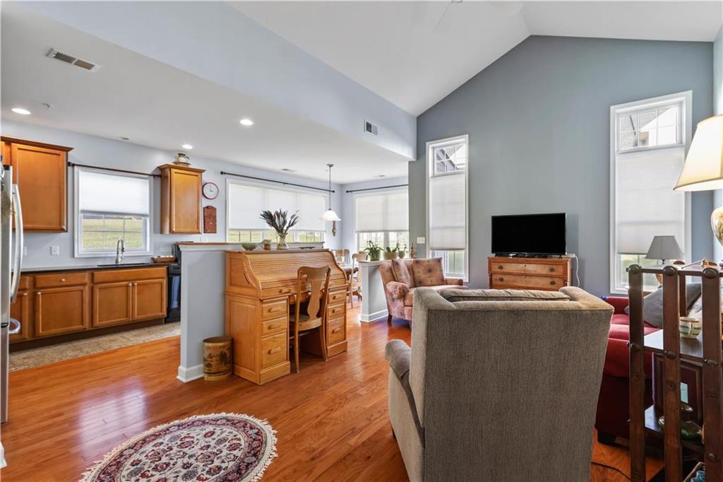 Whitehall Twp, Pennsylvania 18052, United States, 2 Bedrooms Bedrooms, ,2 BathroomsBathrooms,Residential,Pending,29693