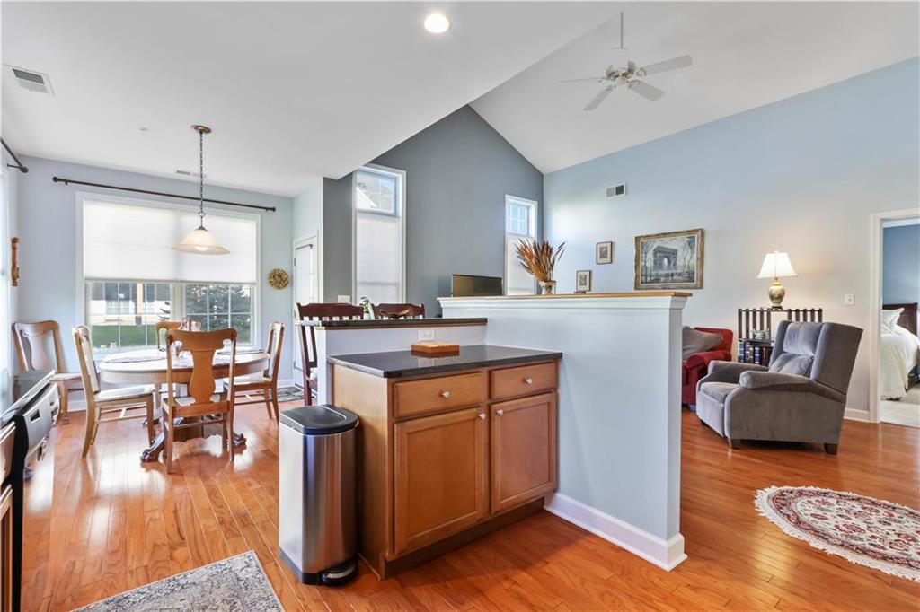 Whitehall Twp, Pennsylvania 18052, United States, 2 Bedrooms Bedrooms, ,2 BathroomsBathrooms,Residential,Pending,29693