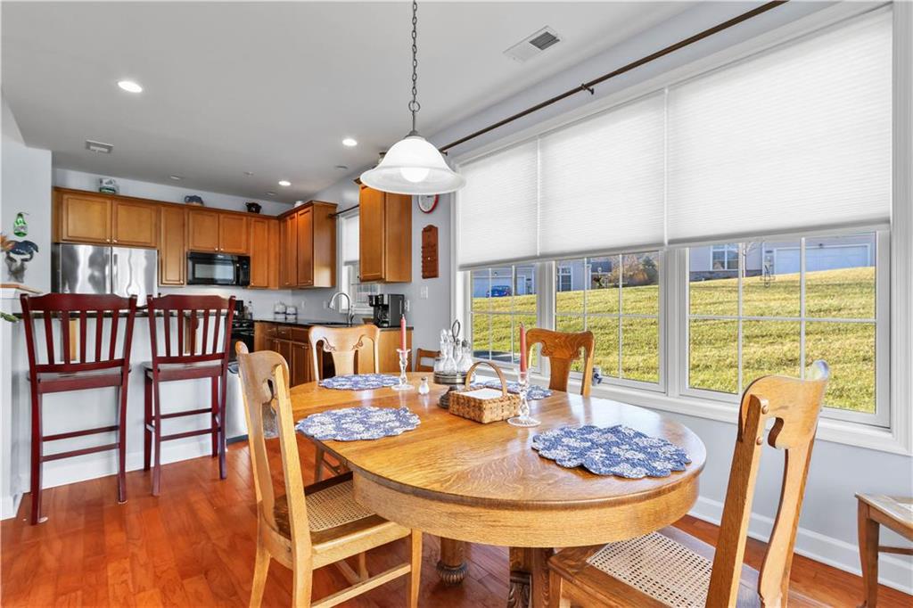 Whitehall Twp, Pennsylvania 18052, United States, 2 Bedrooms Bedrooms, ,2 BathroomsBathrooms,Residential,Pending,29693