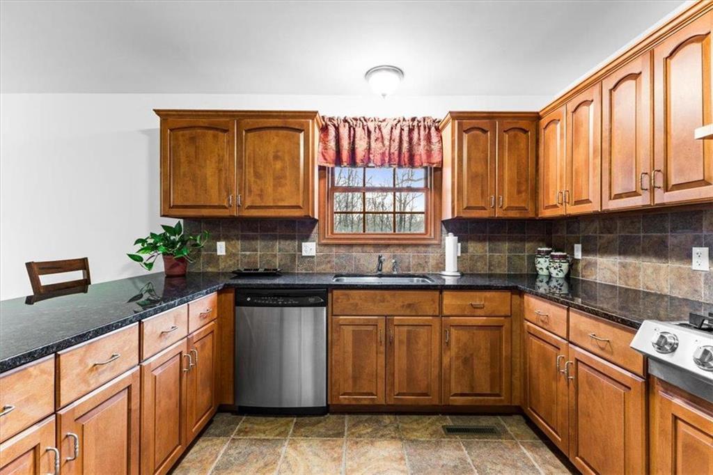 Pike County, Pennsylvania 18324, United States, 4 Bedrooms Bedrooms, ,4 BathroomsBathrooms,Residential,Pending,27973