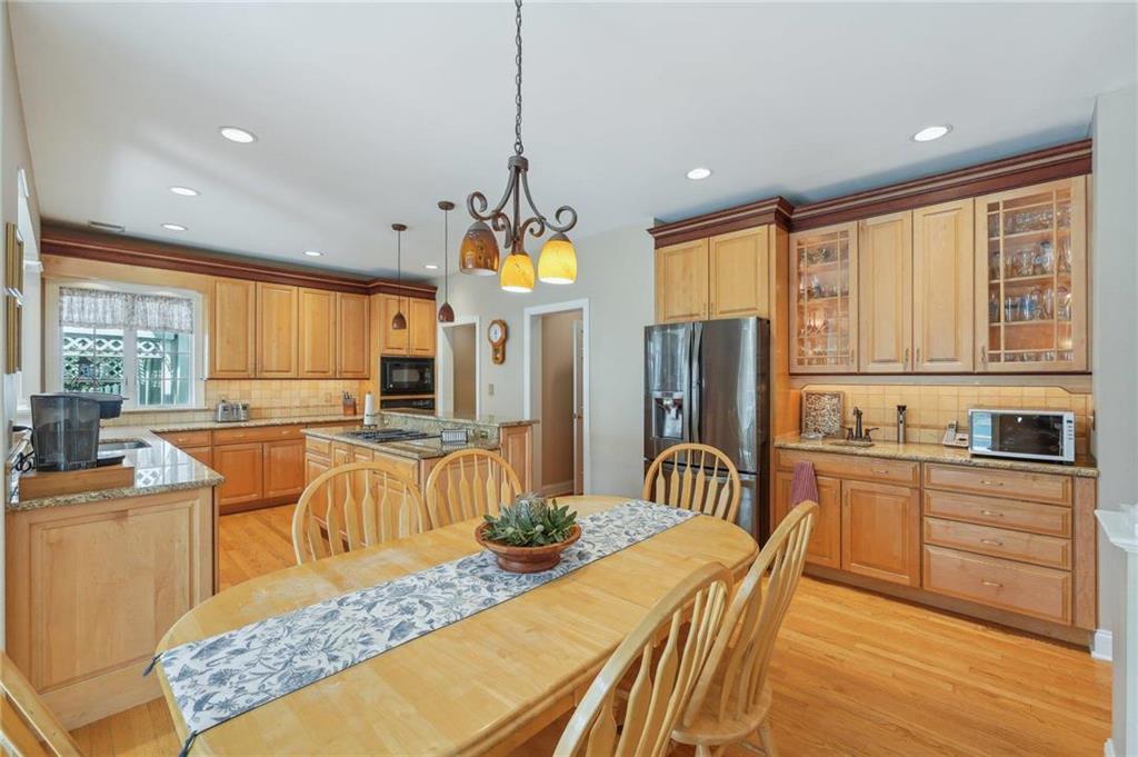 Allentown City, Pennsylvania 18104, United States, 4 Bedrooms Bedrooms, ,3 BathroomsBathrooms,Residential,Pending,19233