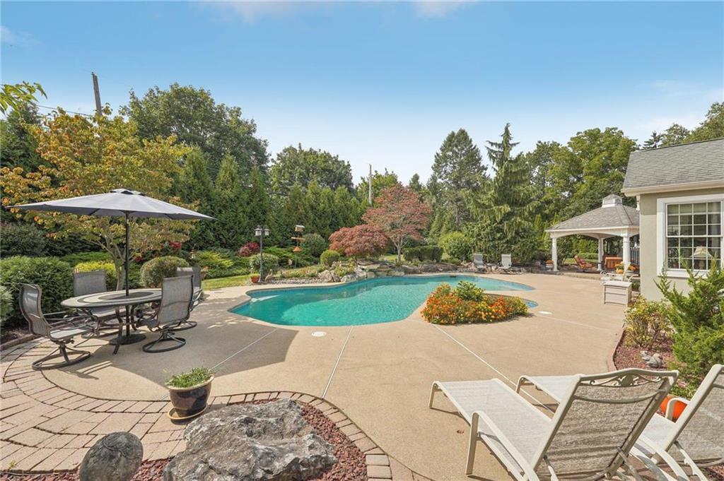 Allentown City, Pennsylvania 18104, United States, 4 Bedrooms Bedrooms, ,3 BathroomsBathrooms,Residential,Pending,19233