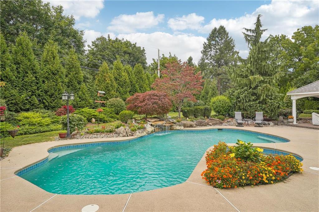 Allentown City, Pennsylvania 18104, United States, 4 Bedrooms Bedrooms, ,3 BathroomsBathrooms,Residential,Pending,19233