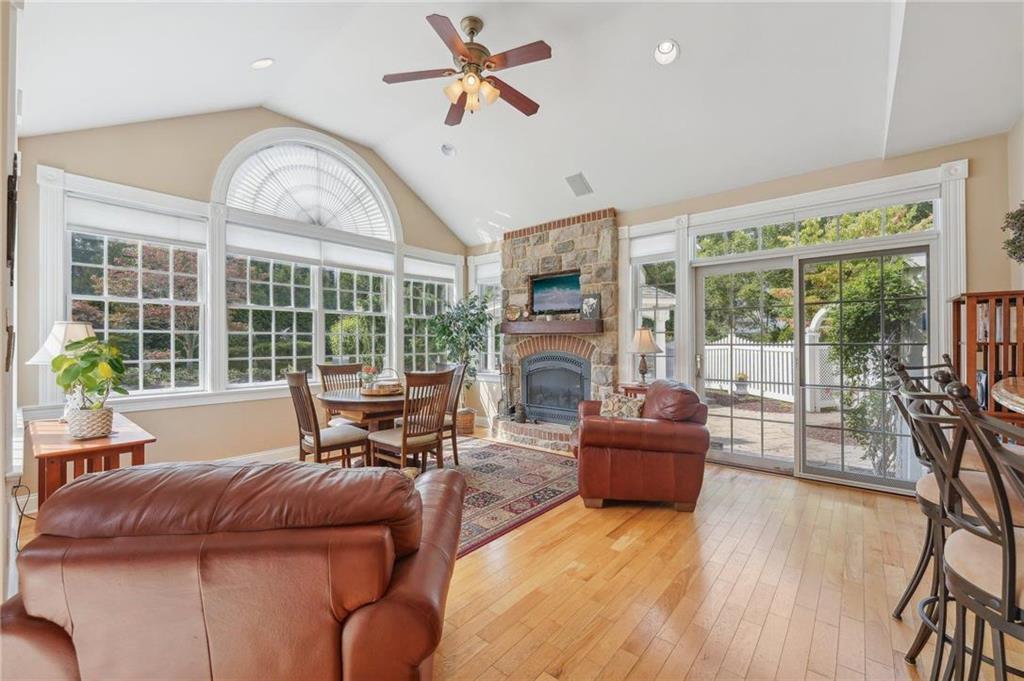 Allentown City, Pennsylvania 18104, United States, 4 Bedrooms Bedrooms, ,3 BathroomsBathrooms,Residential,Pending,19233