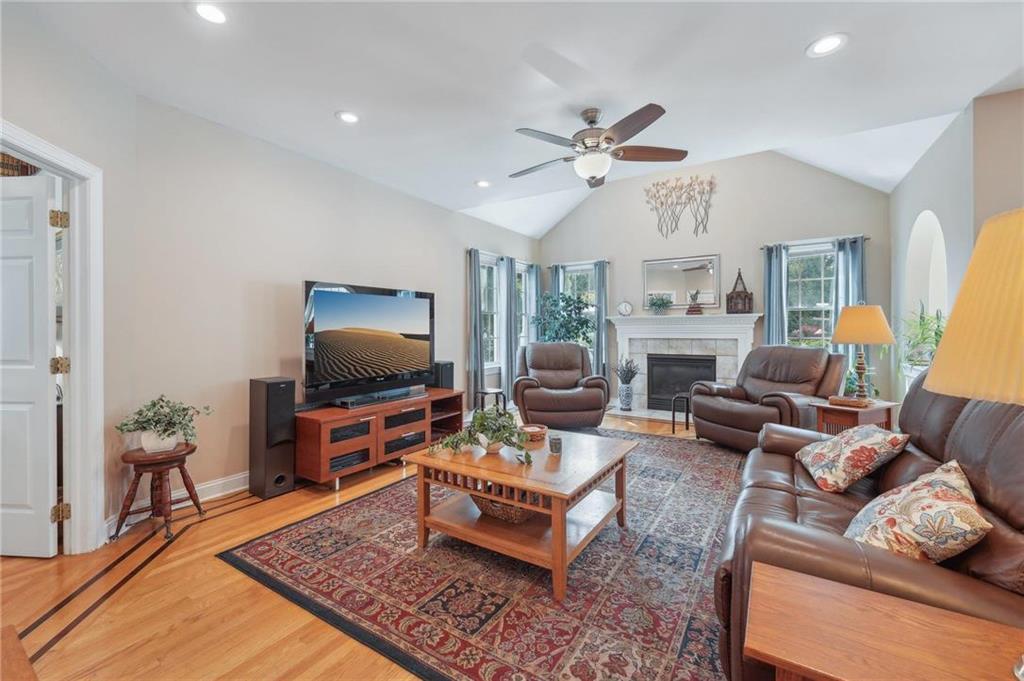 Allentown City, Pennsylvania 18104, United States, 4 Bedrooms Bedrooms, ,3 BathroomsBathrooms,Residential,Pending,19233