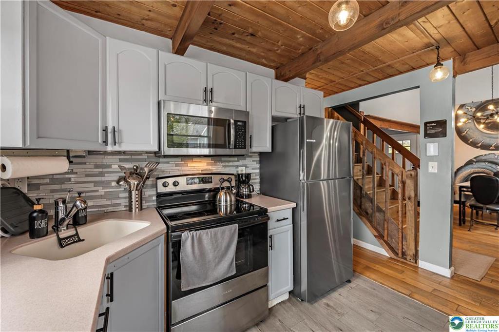 Coolbaugh Twp, Pennsylvania 18466, United States, 3 Bedrooms Bedrooms, ,2 BathroomsBathrooms,Residential,Active,99128