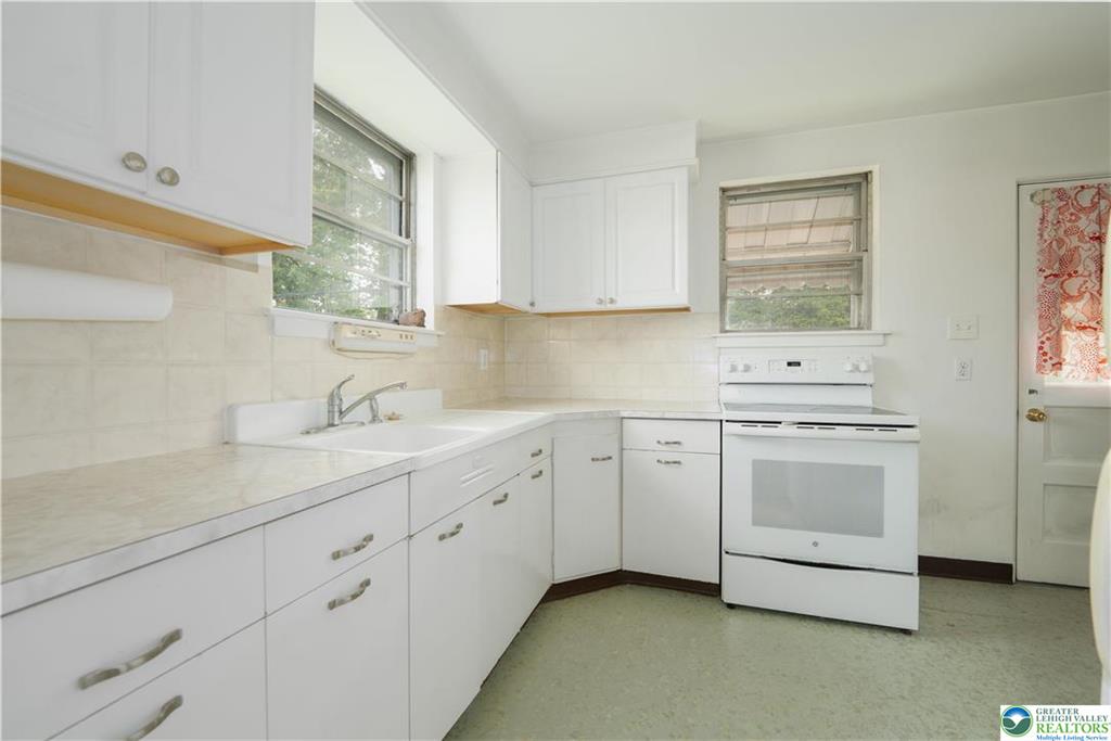 Allentown City, Pennsylvania 18104, United States, 2 Bedrooms Bedrooms, ,1 BathroomBathrooms,Residential,Pending,144708