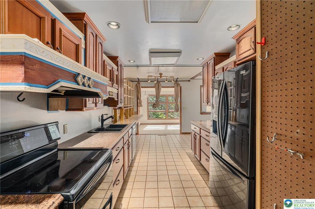 Upper Milford Twp, Pennsylvania 18092, United States, 5 Bedrooms Bedrooms, ,4 BathroomsBathrooms,Residential,Pending,123345