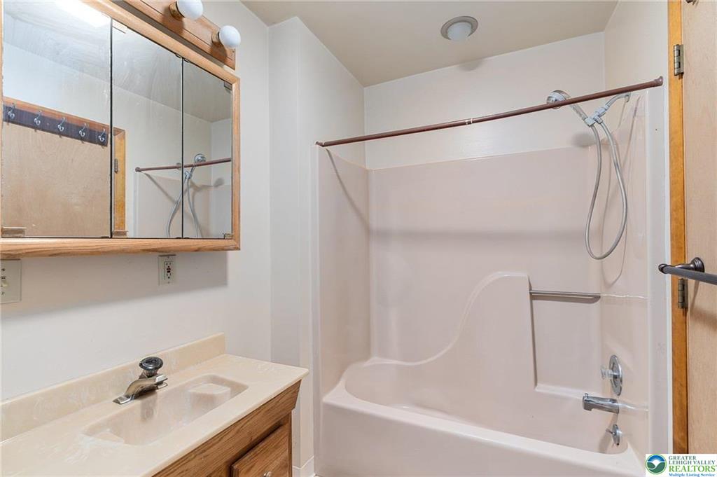 Upper Milford Twp, Pennsylvania 18092, United States, 5 Bedrooms Bedrooms, ,4 BathroomsBathrooms,Residential,Pending,123345