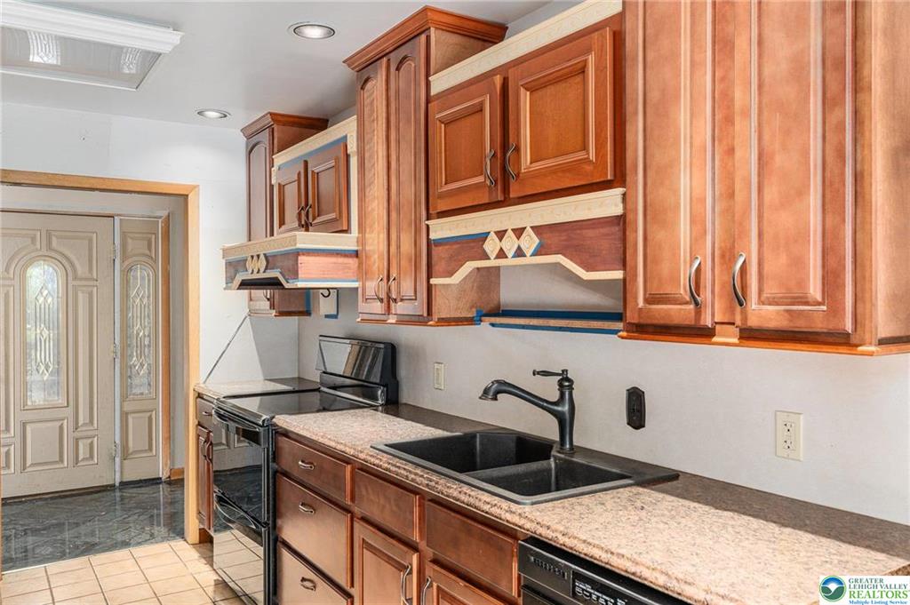 Upper Milford Twp, Pennsylvania 18092, United States, 5 Bedrooms Bedrooms, ,4 BathroomsBathrooms,Residential,Pending,123345