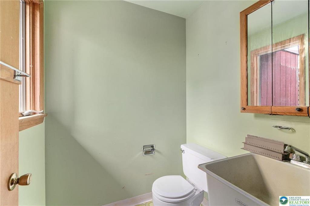 Upper Milford Twp, Pennsylvania 18092, United States, 5 Bedrooms Bedrooms, ,4 BathroomsBathrooms,Residential,Pending,123345