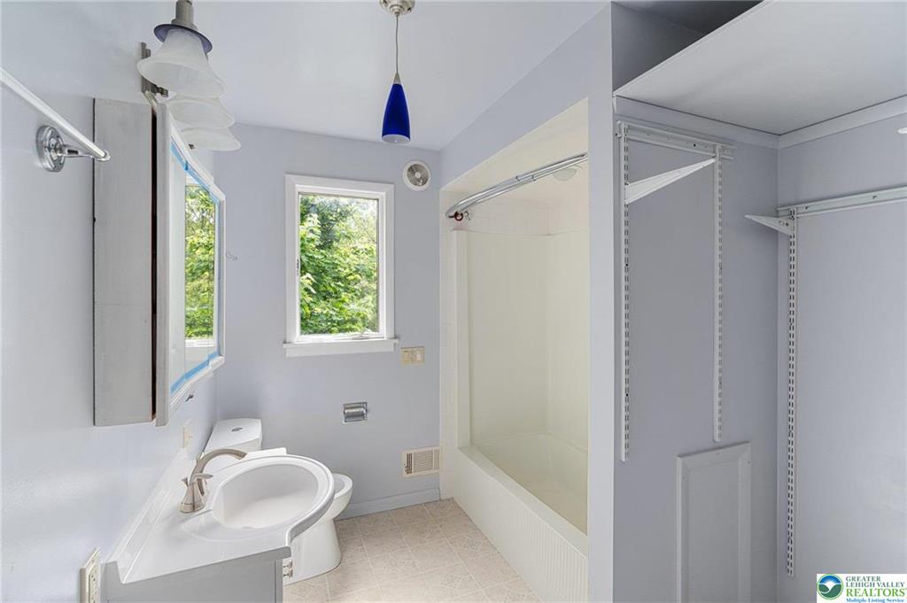 Upper Milford Twp, Pennsylvania 18092, United States, 5 Bedrooms Bedrooms, ,4 BathroomsBathrooms,Residential,Pending,123345