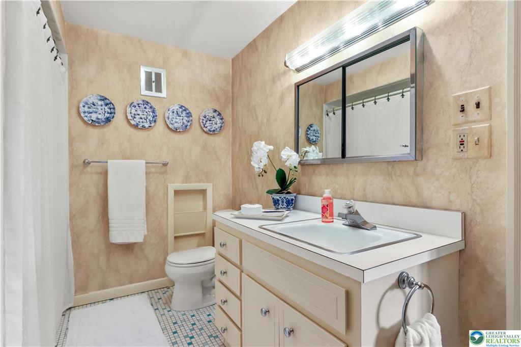 Allentown City, Pennsylvania 18104, United States, 5 Bedrooms Bedrooms, ,4 BathroomsBathrooms,Residential,Active,113348