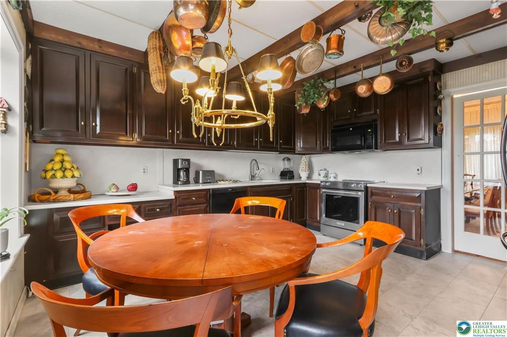 Allentown City, Pennsylvania 18104, United States, 5 Bedrooms Bedrooms, ,4 BathroomsBathrooms,Residential,Active,113348