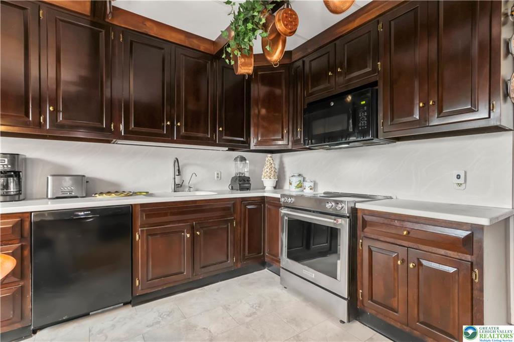 Allentown City, Pennsylvania 18104, United States, 5 Bedrooms Bedrooms, ,4 BathroomsBathrooms,Residential,Active,113348