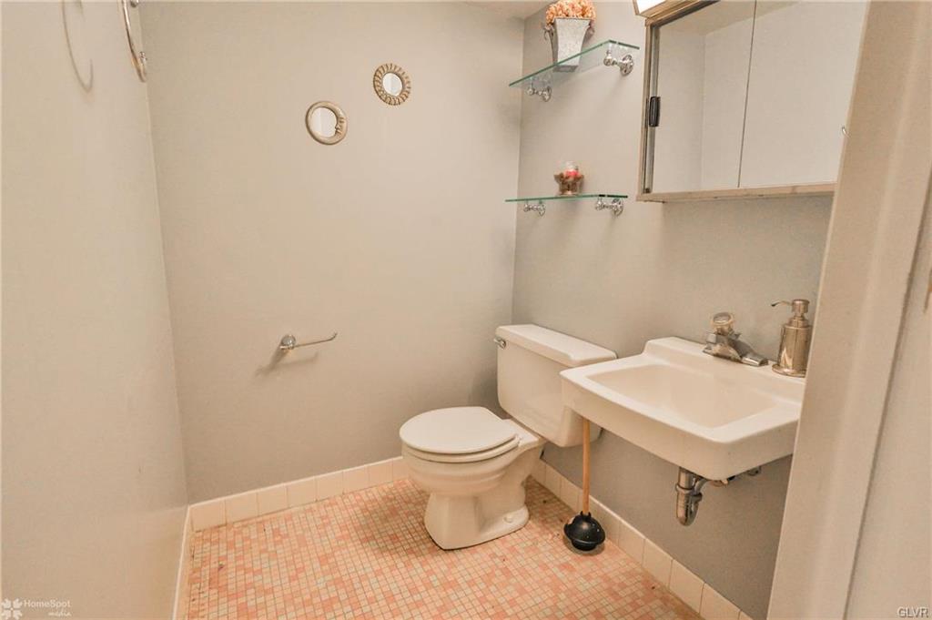 Bethlehem City, Pennsylvania 18017, United States, 2 Bedrooms Bedrooms, ,2 BathroomsBathrooms,Residential,Pending,84447