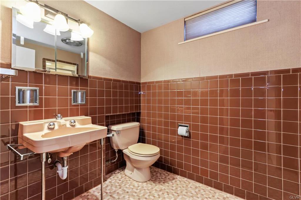 Allentown City, Pennsylvania 18104, United States, 3 Bedrooms Bedrooms, ,3 BathroomsBathrooms,Residential,Pending,89166