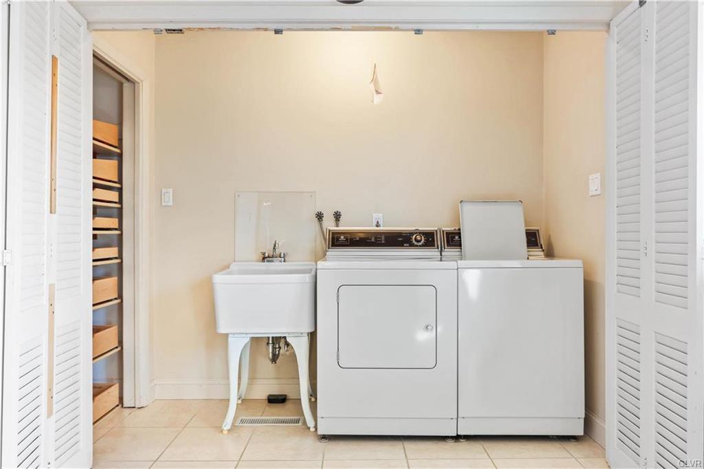 Allentown City, Pennsylvania 18104, United States, 3 Bedrooms Bedrooms, ,3 BathroomsBathrooms,Residential,Pending,89166