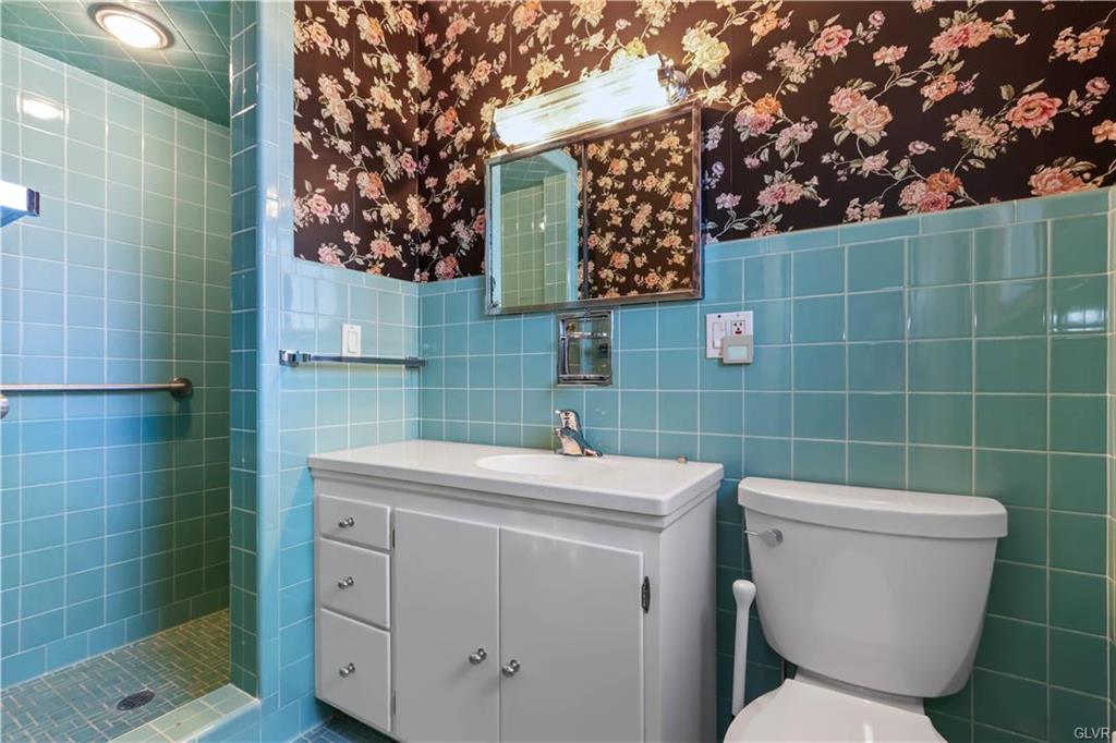 Allentown City, Pennsylvania 18104, United States, 3 Bedrooms Bedrooms, ,3 BathroomsBathrooms,Residential,Pending,89166