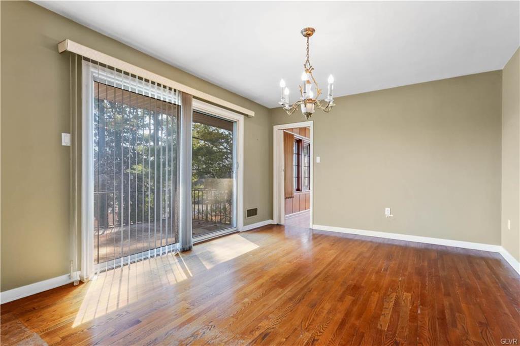 Allentown City, Pennsylvania 18104, United States, 3 Bedrooms Bedrooms, ,3 BathroomsBathrooms,Residential,Pending,89166