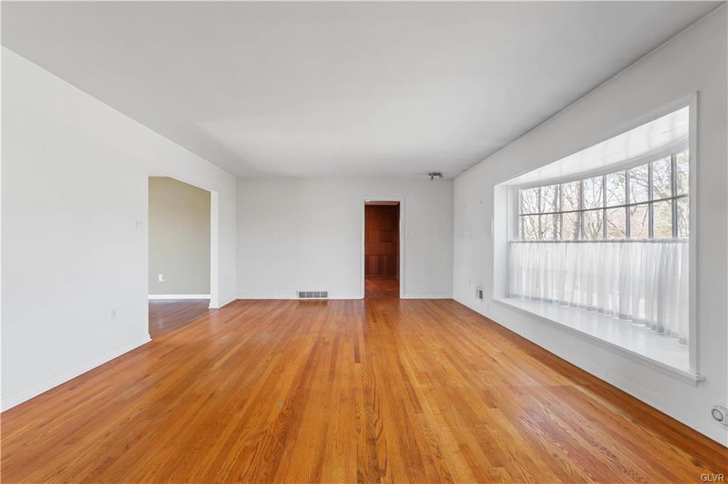 Allentown City, Pennsylvania 18104, United States, 3 Bedrooms Bedrooms, ,3 BathroomsBathrooms,Residential,Pending,89166