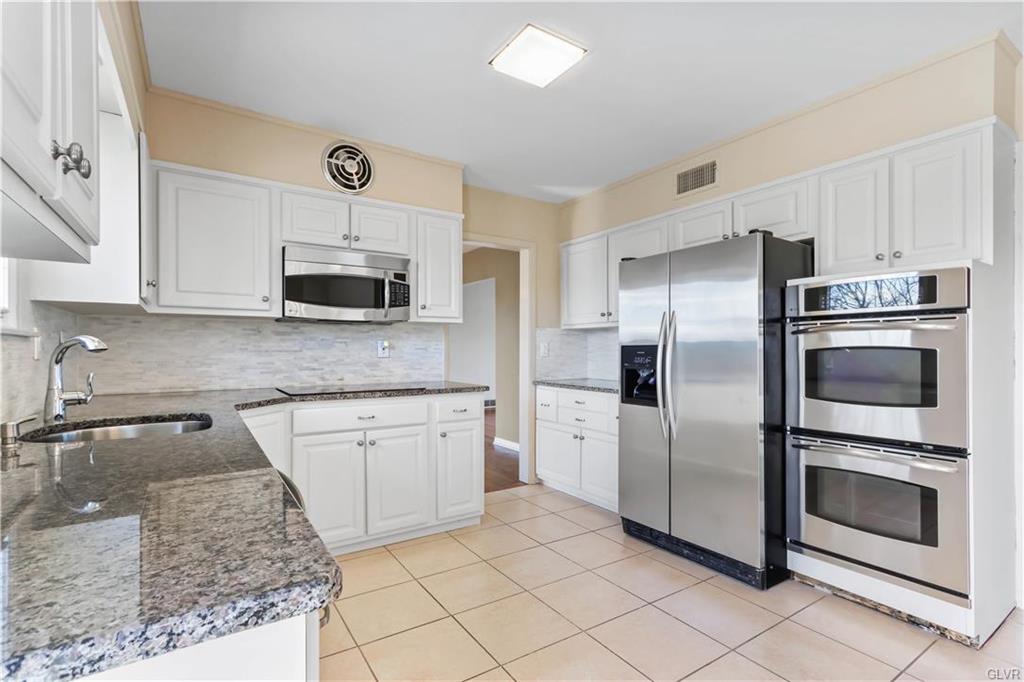 Allentown City, Pennsylvania 18104, United States, 3 Bedrooms Bedrooms, ,3 BathroomsBathrooms,Residential,Pending,89166