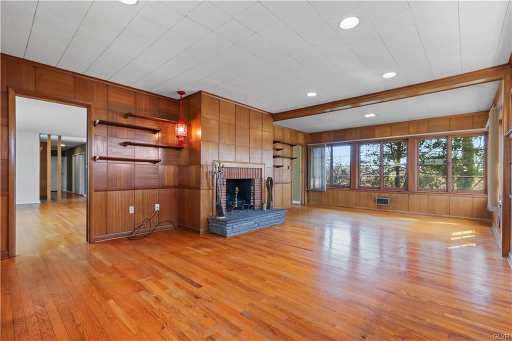 Allentown City, Pennsylvania 18104, United States, 3 Bedrooms Bedrooms, ,3 BathroomsBathrooms,Residential,Pending,89166