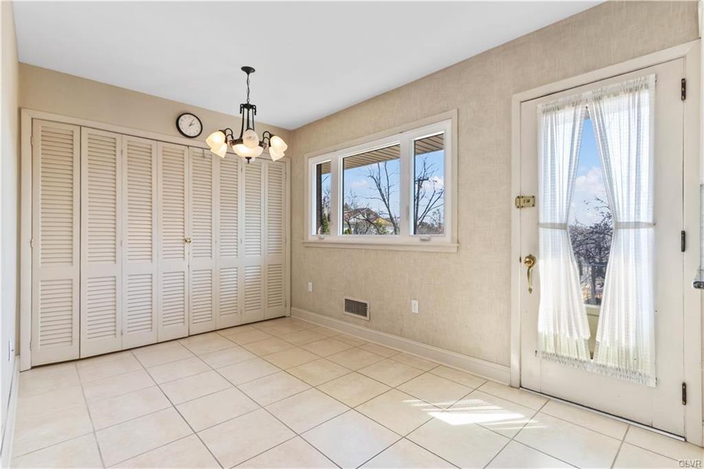 Allentown City, Pennsylvania 18104, United States, 3 Bedrooms Bedrooms, ,3 BathroomsBathrooms,Residential,Pending,89166