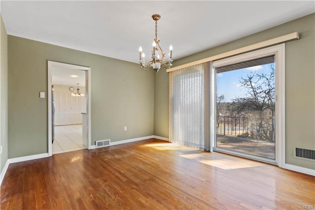 Allentown City, Pennsylvania 18104, United States, 3 Bedrooms Bedrooms, ,3 BathroomsBathrooms,Residential,Pending,89166