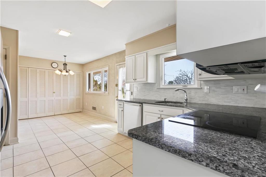 Allentown City, Pennsylvania 18104, United States, 3 Bedrooms Bedrooms, ,3 BathroomsBathrooms,Residential,Pending,89166